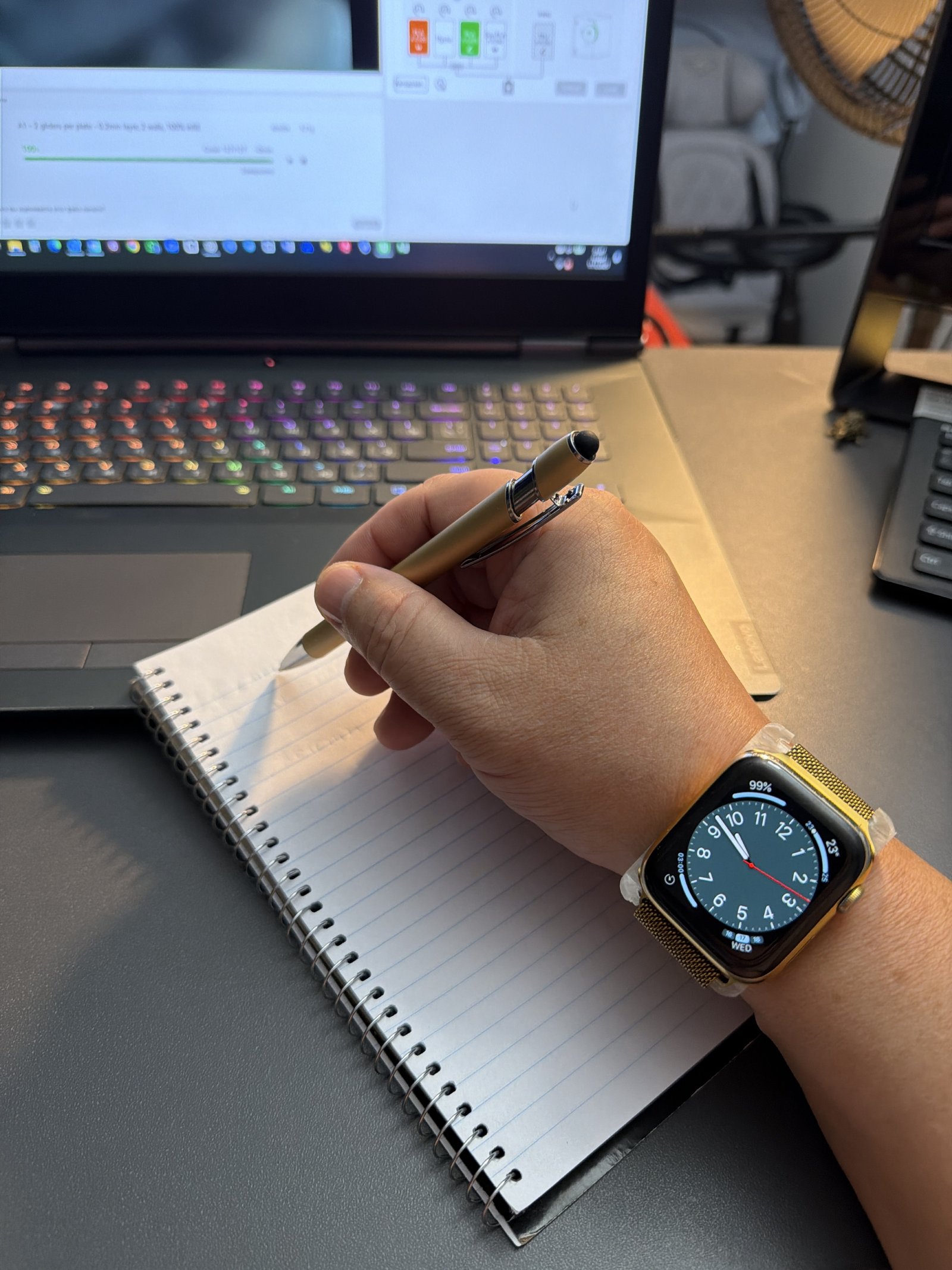 MySideWatch™ на запястье во время работы за столом