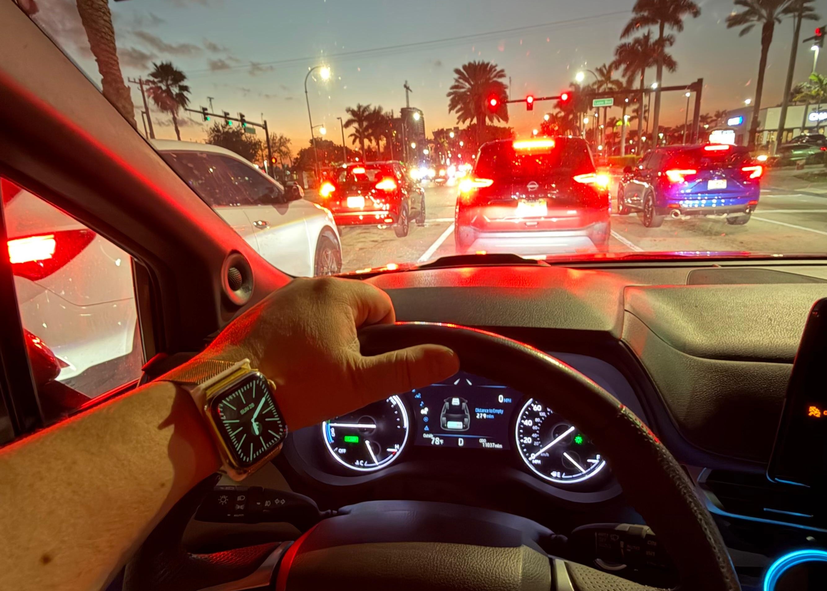 Текущая версия MySideWatch™ на руке за рулем